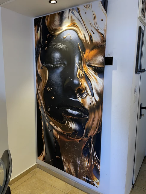 אישה שחור זהב