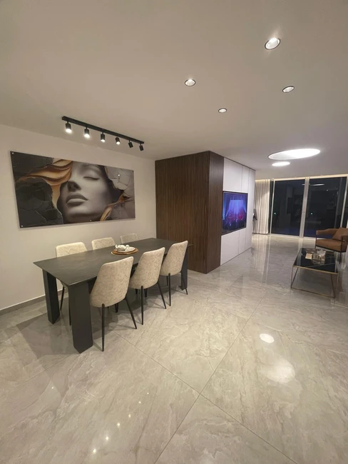 קטלוג ״פני הטבע״ פני סלע בזלת ומתכת זהב